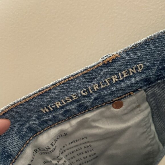 American Eagle 18 Light Wash Distressed Button Fly Hi-Rise Girlfriend Jean NWT - Picture 13 of 15